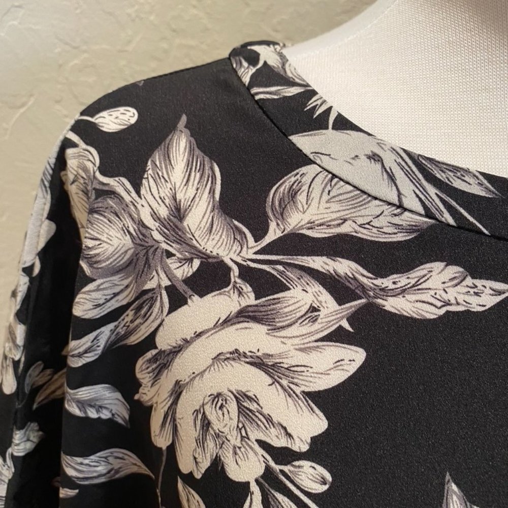 Black and white floral drawstring hem top 1X - Picture 3 of 6